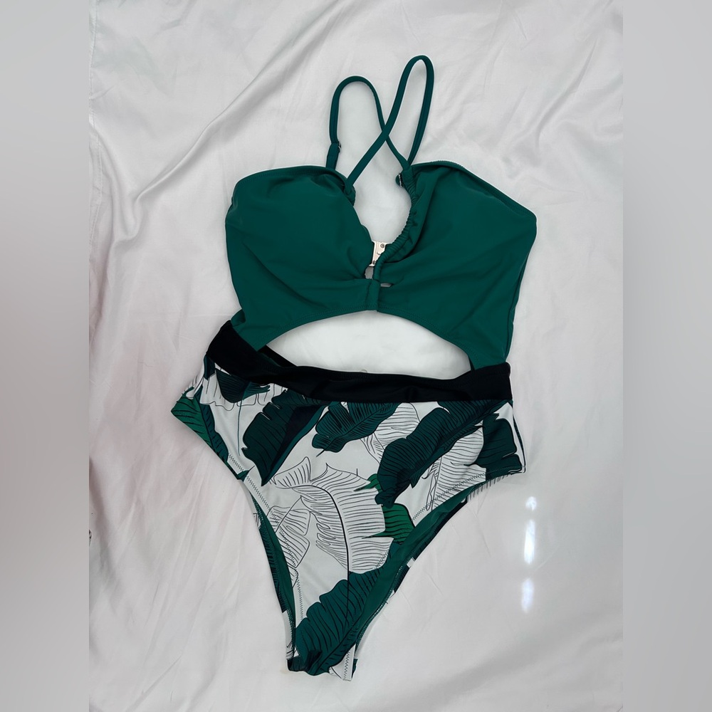 CUPSHE WOMEN'S CUTOUT ONE PIECE LEAFY CRISSCROSS FRONT DRAWSTRING
BATHING SUIT L